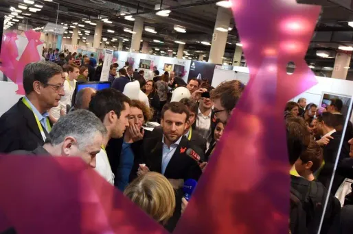 Cette soirée, au cours de laquelle Emmanuel Macron avait été ovationné par des entrepreneurs français, aurait dû faire l'objet d'un appel d'offres.