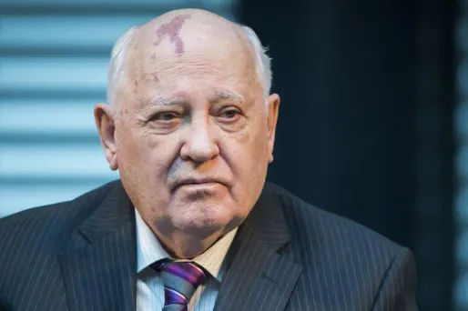 Le dernier dirigeant de l'URSS a rendu hommage à l'ex-chancelier allemand, mort vendredi.