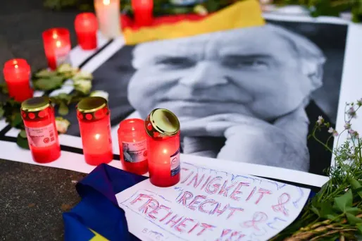 Il s'agirait d'une première, pour honorer l'un des trois seuls hommes à s'être vu décerner le titre de citoyen d'honneur de l'Europe, avec Jean Monnet et Jacques Delors.