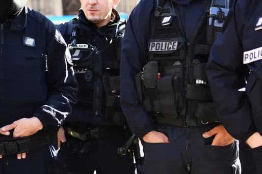 Un jeune homme de 24 ans a été placé dans un coma artificiel après avoir chuté d'un scooter jeudi alors que la police tentait de l'interpeller.