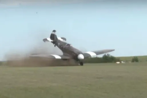 L'hélice de l'avion a heurté la piste.