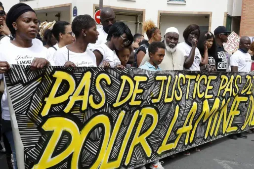 Ce Franco-Sénégalais de 25 ans est mort dans un car de police après avoir été immobilisé et pressé au sol alors qu'il résistait à son arrestation.