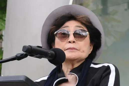 Près d'un demi-siècle après la sortie de la célèbre chanson de John Lennon, sa veuve et collaboratrice va être reconnue comme co-auteure de cette ode à la paix.