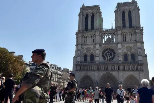 Attaque de Notre-Dame : "impossible" que l'assaillant adhère aux idées de l'EI, affirme son frère