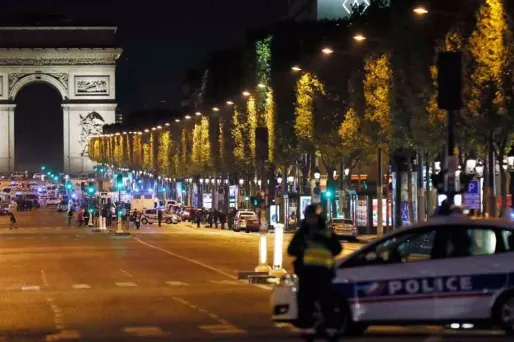Les trois hommes sont soupçonnés d'avoir joué un rôle plus ou moins direct dans la fourniture du fusil d'assaut utilisé par Karim C. pour tuer un policier sur les Champs-Élysées le 20 avril.