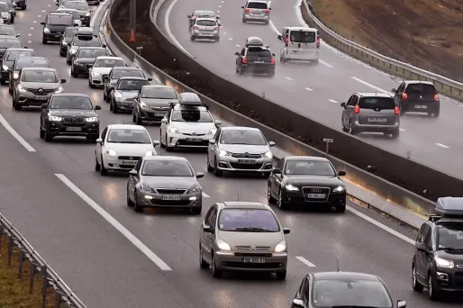 Un expert automobile, visé par une enquête préliminaire du parquet d'Evry, a écopé d'une interdiction administrative d'exercer.