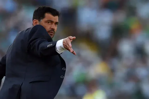 Nantes a donc finalement cédé devant la volonté "irréversible" de son technicien de rejoindre le FC Porto, écrit le club français dans un communiqué.