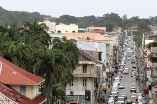 Les faits se sont produits "mardi soir vers 19h40" dans une rue de Cayenne.