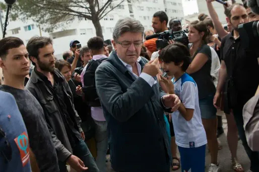Jean-Luc Mélenchon a reçu des œufs, derrière la tête, lancés par des jeunes.