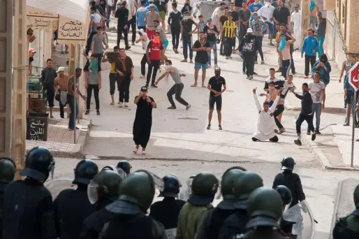 Des heurts ont éclaté entre manifestants et policiers dans le nord du Maroc, vendredi.