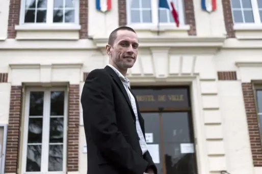 Le maire a jusqu'à la fin du mois de juin pour réagir sous peine d'amende de 100 euros par jour de retard.