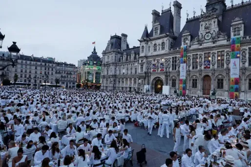 dineurs en blanc, hôtel de ville de Paris, 2017 crédit : THOMAS SAMSON / AFP - 1280