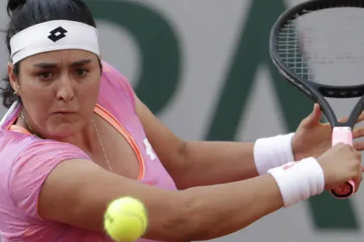 Âgée de 22 ans, la joueuse tunisienne, classée 114 e mondiale, avait réussi l'exploit de battre au tour précédent la Slovaque Dominika Cibulkova, 7e mondiale.