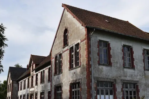 L'école L'Angelus, qui accueille 109 élèves, a été fermée par arrêté préfectoral jusqu'aux vacances d'été. Une enquête judiciaire est en cours.