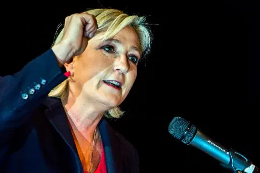 La présidente du FN a estimé jeudi que "le problème de la démocratie" en France serait posé si son parti n'obtenait pas de groupe parlementaire à l'Assemblée nationale à l'issue des législatives.
