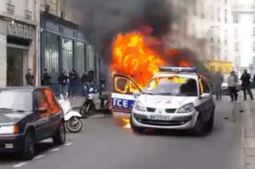 Des personnes cagoulées avaient lancé un fumigène dans la voiture de police occupée