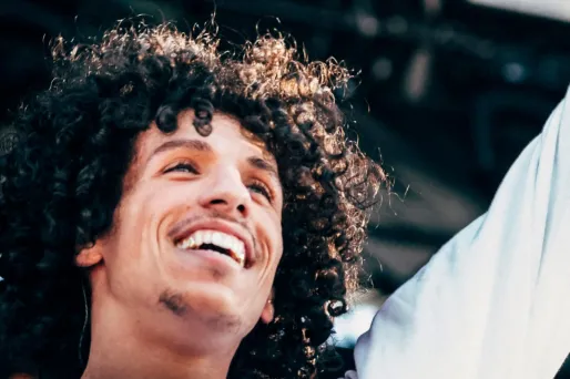 Courir 24 heures sur un tapis sans s'arrêter : comment le rappeur Rilès est-il parvenu à accomplir cette performance ?