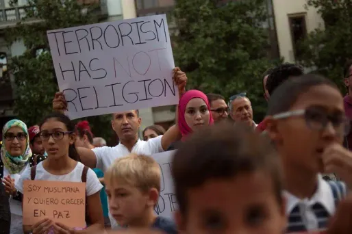 "Plus jamais de violence au nom de l'Islam", annonçait l'invitation à la manifestation devant la mairie de Grenade.