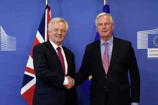 Le Monsieur Brexit de l'UE, le français Michel Barnier, et son homologue britannique, David Davis débattront mardi.