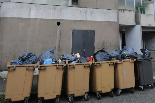 C'est dans les poubelles d'un immeuble que cet enfant a trouvé une grande anti-char.