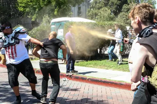 Des centaines de militants anti-fascistes vêtus de noir ont franchi les barricades érigées par la police pour affronter le petit nombre de supporters du président Trump.
