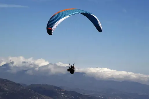 L'homme de 59 ans a été victime d'un problème de voile qui l'a projeté contre une falaise, selon les secours de montagne.
