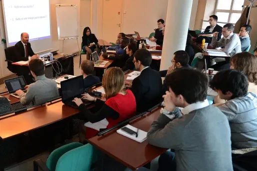 Les anciens élèves de l'ENA "ne représentent que 35%", rappelle le cabinet du ministre.