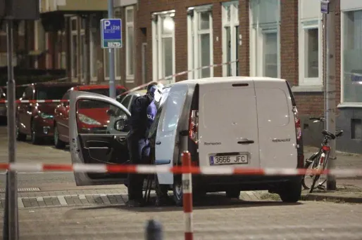 La police néerlandaise a trouvé mercredi soir une camionnette immatriculée en Espagne et contenant des bouteilles de gaz et en a arrêté le conducteur.