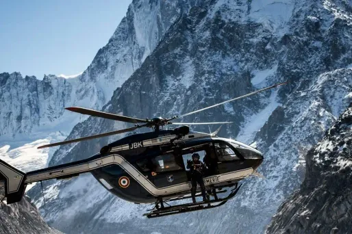 L'homme d'une soixantaine d'années a dévissé à mi-chemin pour une raison encore inconnue, a précisé le Peloton de gendarmerie de haute montagne (PGHM) de Chamonix.