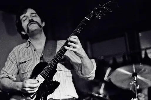 Au cours de quatre décennies de carrière, Abercrombie a souvent teinté son jazz de folk, rock et world.