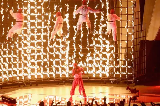 Le rappeur a littéralement mis le feu à la scène du mythique stade The Forum d'Inglewood, dimanche.