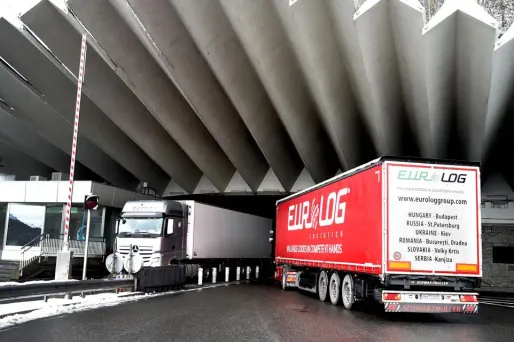 secteur tertiaire, camion, transport crédit : JEAN-PIERRE CLATOT / AFP - 1280