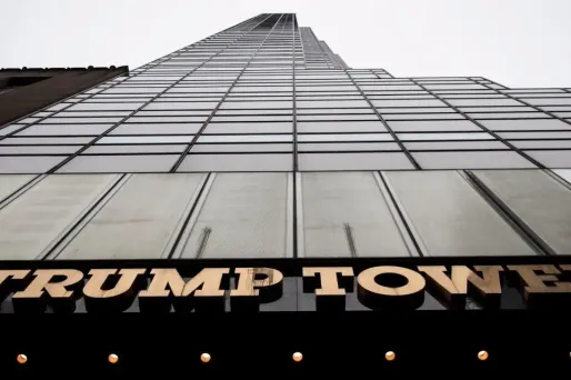 Située sur la 5e avenue, la Trump Tower abrite des bureaux, des logements, le siège social de la Trump Organization, ainsi que la résidence new-yorkaise de Donald Trump.