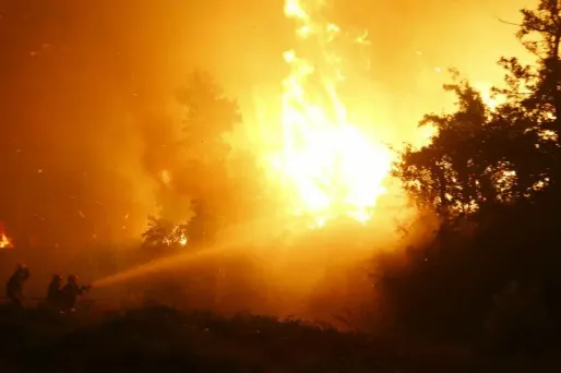Le feu est attisé par des vents violents.