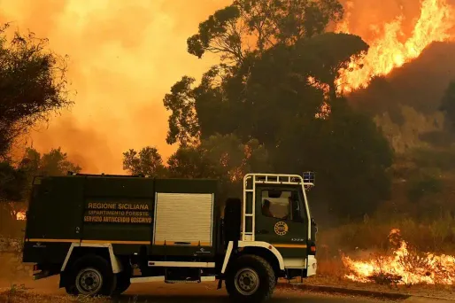 Les incendies font rage en Italie, notamment en Sicile, comme ici à côté de Messine.