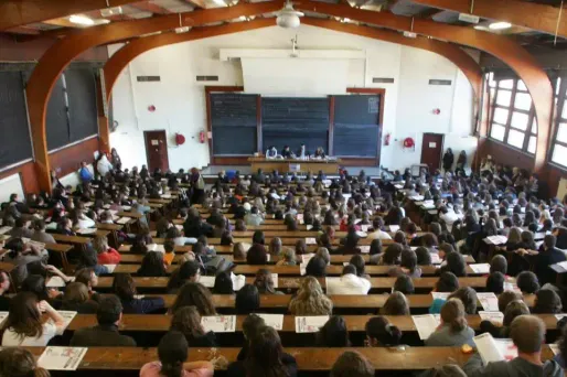 Le ministère promet 1.000 euros aux étudiants rejoignant un master hors de leur zone universitaire d'origine.