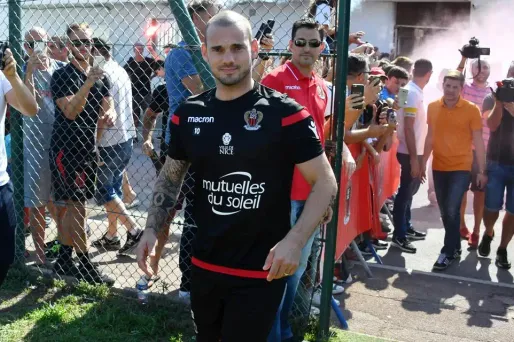 Wesley Sneijder à Nice (1280x640) Yann COATSALIOU / AFP