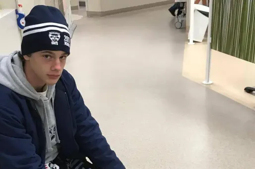 L'adolescent est ressorti de sa baignade nocturne les pieds ensanglantés.