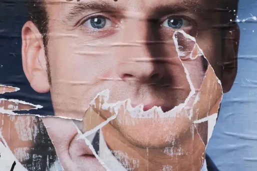 Emmanuel Macron chute lourdement dans les sondages de juillet.