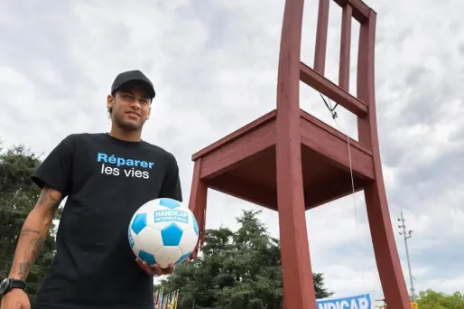 Neymar, Handicap International, Fabrice COFFRINI / AFP (1280x640)