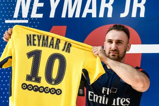 Un supporter du PSG posant fièrement avec le maillot de Neymar.