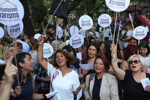 Les manifestants ont exhorté les Turques à "ne pas déserter les nuits, les rues et les places".