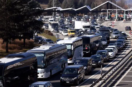 Pour ce deuxième week-end de chassé-croisé, les vacanciers vont devoir prendre leur mal en patience sur la route