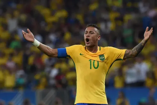 Si le gouvernement a tendance à se réjouir de l'arrivée de Neymar au PSG, l'opposition se montre plus critique.