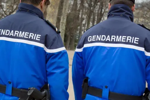 L'homme a asséné à l'adolescente de 13 ans un coup de poing à la mâchoire et deux coups de pied dans les tibias pour s'être moquée de sa fille.