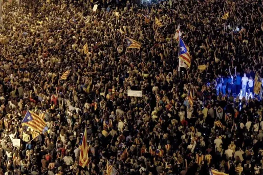 La maire de Barcelone, Ada Colau, demande la médiation de l'UE.