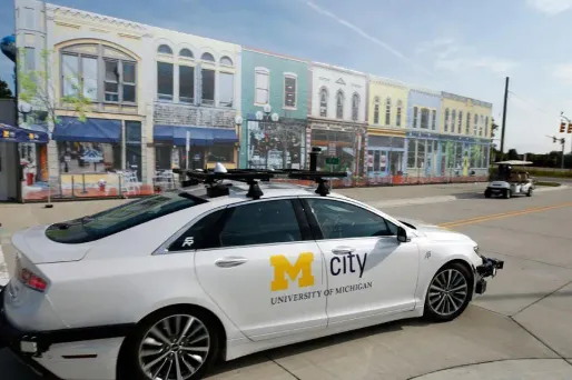 Cette voiture autonome roule à Mcity, une cité artificielle créée par l'université du Michigan.