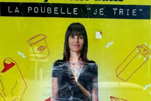 L'affiche illustre une femme entourée de déchets, et incite à faire le trie.