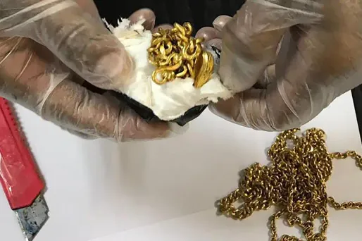 Les policiers ont sorti du rectum de l'homme sept petits lingots et six chaînes, l'ensemble étant valorisé à 25.000 euros.