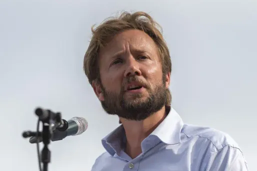 Concernant la réforme du droit du travail, Boris Vallaud a accusé Emmanuel Macron de "troquer l'emploi contre la pauvreté, la précarité".